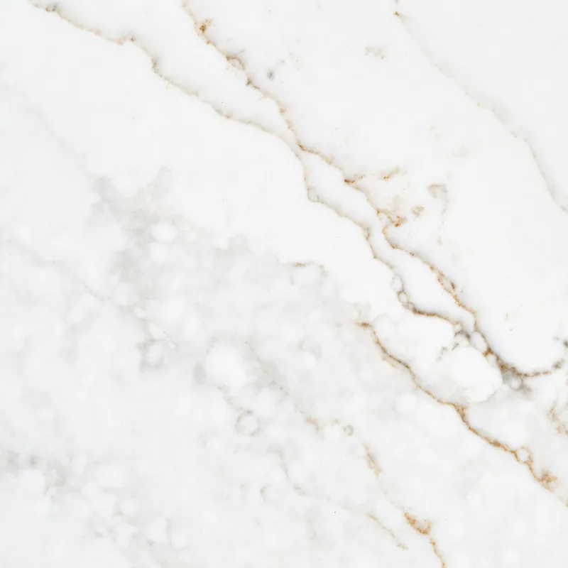 Viatera Splendor quartz swatch: soft white background with bold diagonal golden veins