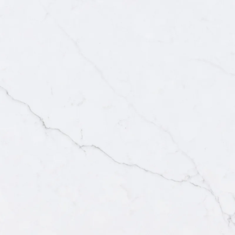 Viatera Velo quartz swatch: off-white background with jagged grey veins and cloudy marbling